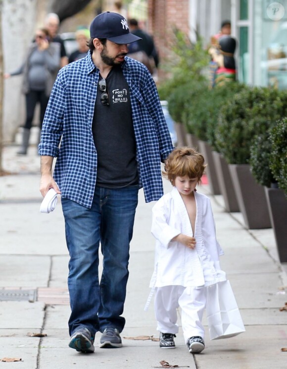 Jordan Bratman va chercher son fils Max à son cours de karate à Los Angeles le 1er décembre 2012.