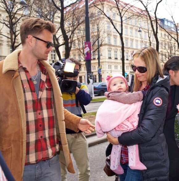 L'actrice Mira Sorvino son mari Christopher et leur quatrième enfant Lucia à Vienne, le 2 février 2013.