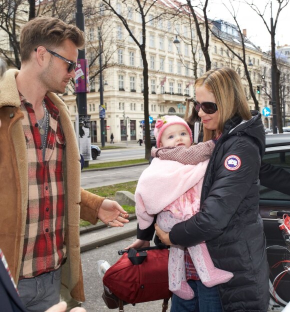 Mira Sorvino son époux Christopher et leur quatrième enfant Lucia à Vienne, le 2 février 2013.