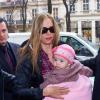 Mira Sorvino son mari Christopher et leur quatrième enfant, la petite Lucia, à Vienne, le 2 février 2013.
