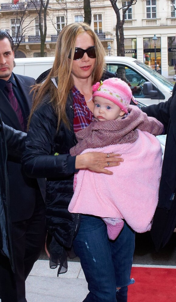 Mira Sorvino son mari Christopher et leur quatrième enfant, la petite Lucia, à Vienne, le 2 février 2013.