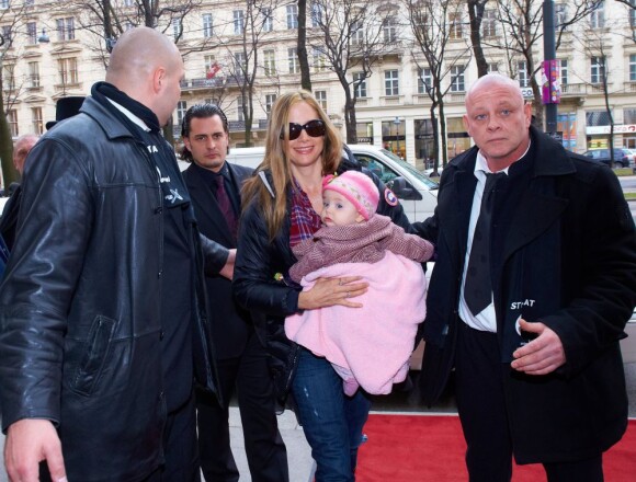 Mira Sorvino son mari Christopher et leur quatrième enfant Lucia à Vienne en Autriche le 2 février 2013.