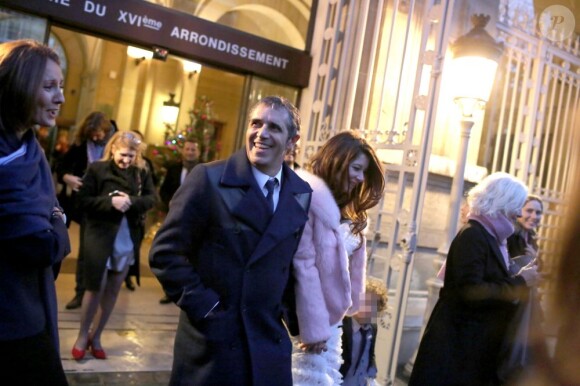 Exclusif : Julien Clerc et Hélène Grémillon se sont mariés à la mairie du 16e arrondissement de Paris, en présence de leur fils Léonard. Le 17 décembre 2012.