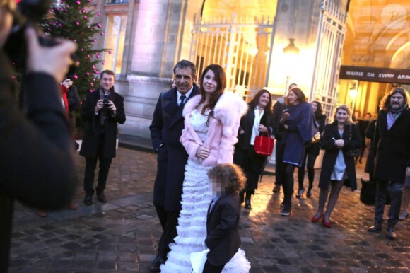 Exclusif : Julien Clerc et Hélène Grémillon se sont mariés à la mairie du 16e arrondissement de Paris, en présence de leur fils Léonard. Le 17 décembre 2012.