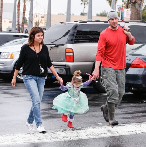 Tiffani Thiessen avec son mari Brady Smith et leur fille Harper Renn, dans les rues de Los Angeles, le 27 janvier 2013.