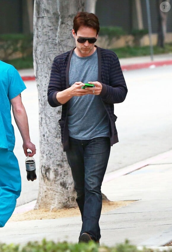 Exclu - L'acteur Stephen Moyer rejoint son épouse Anna Paquin qui vient d'emmener leurs jumeaux chez le médecin à Los Angeles, le 7 février 2013.