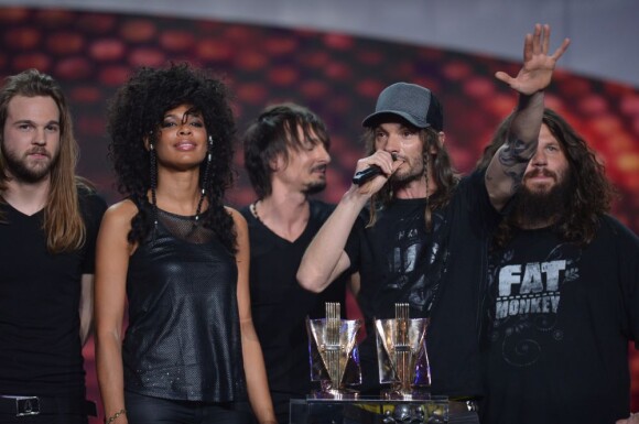 Shaka Ponk remporte le trophée du meilleur spectacle lors des Victoires de la Musique, sur France 2 le 8 février 2013.