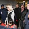 Johnny Hallyday et Laeticia, accompagnés de leurs fillettes à l'aéroport de Roissy pour prendre un avion et rejoindre Los Angeles, le 10 février 2013.