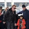 Johnny Hallyday et Jade à l'aéroport de Roissy pour prendre un avion et rejoindre Los Angeles, le 10 février 2013.