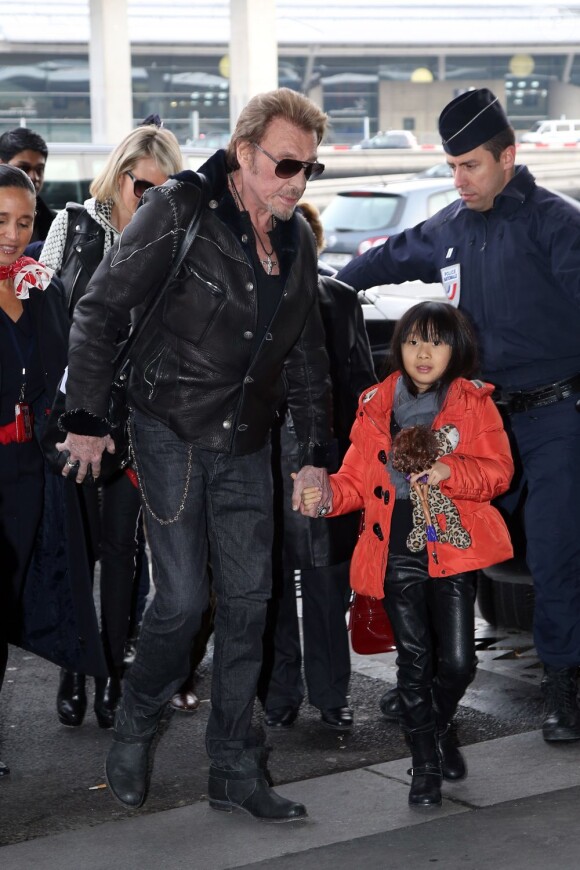 Johnny Hallyday et Jade à l'aéroport de Roissy pour prendre un avion et rejoindre Los Angeles, le 10 février 2013.