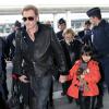 Johnny Hallyday et son aînée Jade à l'aéroport de Roissy pour prendre un avion et rejoindre Los Angeles, le 10 février 2013.