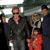 Johnny Hallyday et Laeticia, accompagnés de leurs fillettes, Jade et Joy, à l'aéroport de Roissy pour prendre un avion et rejoindre Los Angeles, le 10 février 2013.
