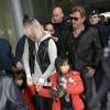 Johnny Hallyday et Laeticia, accompagnés de leurs fillettes, Jade et Joy, à l'aéroport de Roissy pour prendre un avion et rejoindre Los Angeles, le 10 février 2013.