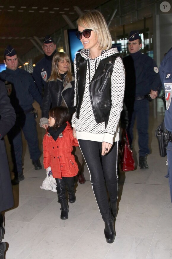 Laeticia Hallyday et la petite Joy à l'aéroport de Roissy pour prendre un avion et rejoindre Los Angeles, le 10 février 2013.