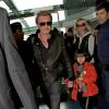 Johnny Hallyday et Laeticia, accompagnés de leurs fillettes, Jade et Joy, à l'aéroport de Roissy pour prendre un avion et rejoindre Los Angeles, le 10 février 2013.