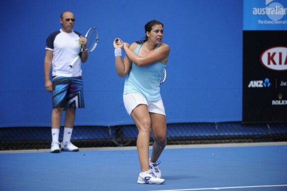 Marion Bartoli lors d'un entraînement sous les yeux de son père Walter avant l'Open d'Australie à Melbourne le 12 janvier 2013