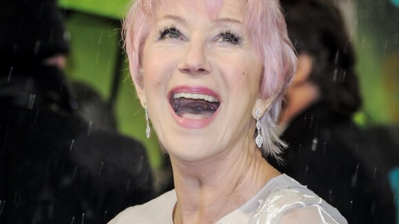BAFTA 2013 : A 67 ans, Helen Mirren, pétillante, arbore des cheveux roses