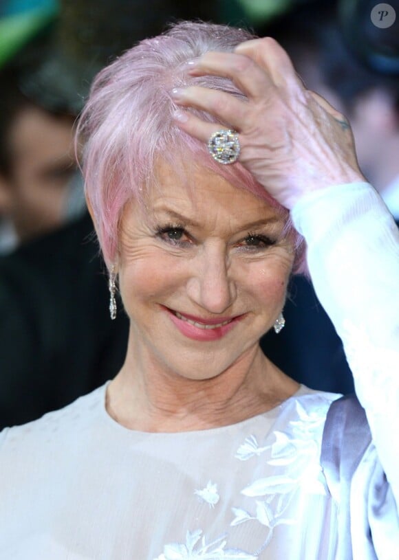 Helen Mirren arbore sa nouvelle teinture de cheveux à la cérémonie des BAFTA à Londres, le 10 février 2013.