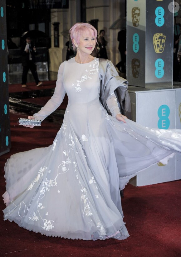 Helen Mirren virevolte avec le sourire à la cérémonie des BAFTA à Londres, le 10 février 2013.