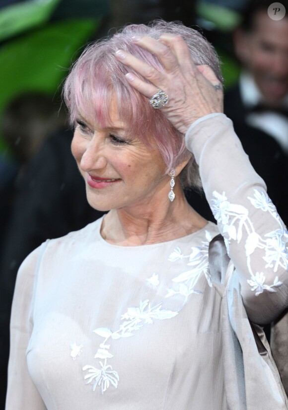 Helen Mirren affiche des cheveux roses à la cérémonie des BAFTA à Londres, le 10 février 2013.