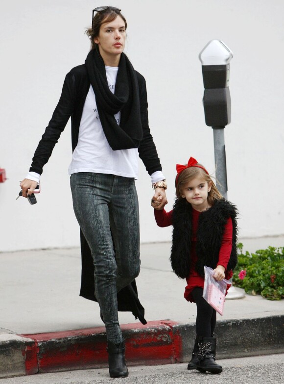 Alessandra Ambrosio de sortie avec sa fille Anja dans le quartier de Brentwood. Los Angeles, le 8 février 2013.