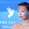 Charlize Theron lors du gala Cinema for Peace en parallèle de la Berlinale en Allemagne le 9 février 2013