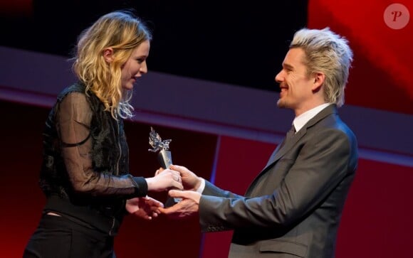 Christa Theret reçoit un trophée récompensant les meilleurs espoirs de l'année 2013, des mains d'Ethan Hawke, avant la projection de Before Midnight à la 63e Berlinale, le 11 février 2013.