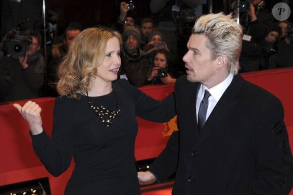 Julie Delpy et Ethan Hawke en pleine discussion sur le tapis rouge de Before Midnight à la 63e Berlinale, le 11 février 2013.
