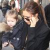 Victoria Beckham fait du shopping avec sa fille Harper pendant la Fashion Week à New York, le 12 Avril 2013.