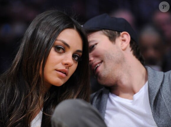 Ashton Kutcher et Mila Kunis assistent à un match de basket au Staples Center de Los Angeles, le 12 février 2013.