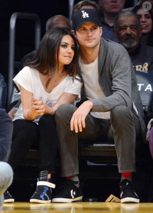 Ashton Kutcher et Mila Kunis au premier rang d'un match de basket au Staples Centes de Los Angeles, le 12 février 2013.