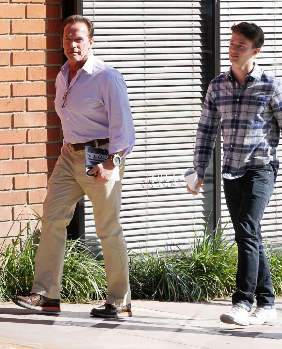 Exclusif - L'acteur Arnold Schwarzenegger et son fils Patrick vont déjeuner au restaurant à Brentwood, le 11 février 2013.