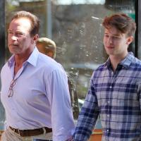 Arnold Schwarzenegger : Moment complice avec son fils Patrick sous le soleil