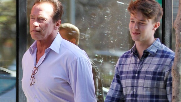 Arnold Schwarzenegger : Moment complice avec son fils Patrick sous le soleil