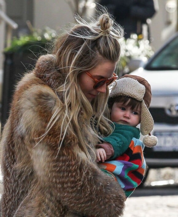 Sienna Miller et sa fille Marlowe se promènent à New York, le 12 février 2013.