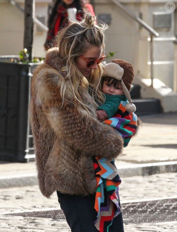 Sienna Miller de sortie de sa fille Marlowe dans les rues de New York, le 12 février 2013.