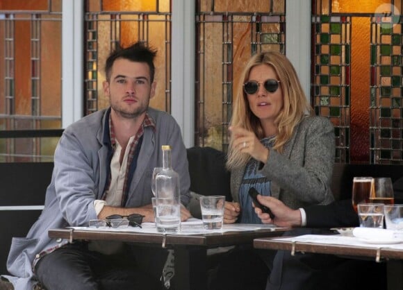 Sienna Miller et le père de sa fille, Tom Sturridge à la terrase d'un café de Soho, à Londres, le 30 mars 2012.