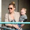 Hilary Duff promène son fils Luca dans les rues de Los Angeles, le 13 février 2013.