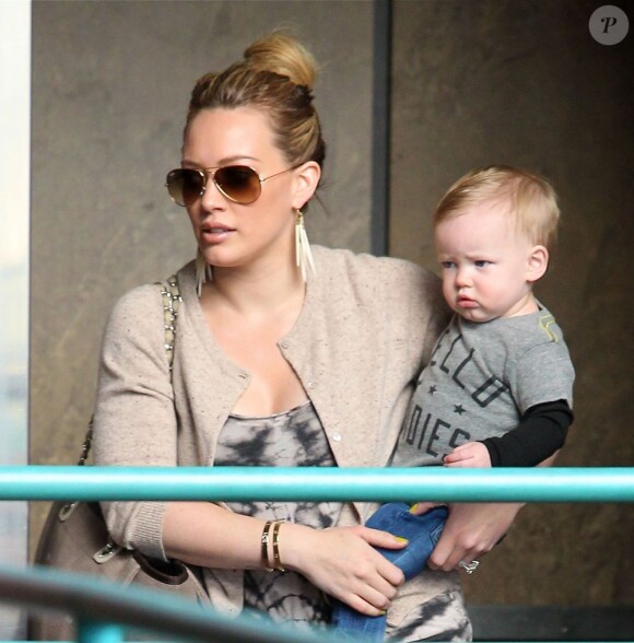Hilary Duff promène son fils Luca dans les rues de Los Angeles, le 13 février 2013.