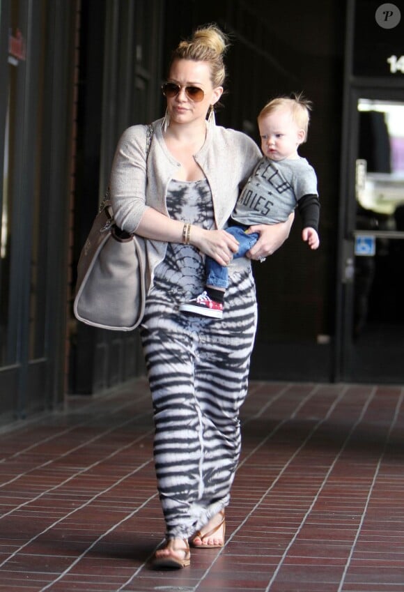 Hilary Duff et son fils Luca à Los Angeles, le 13 février 2013.