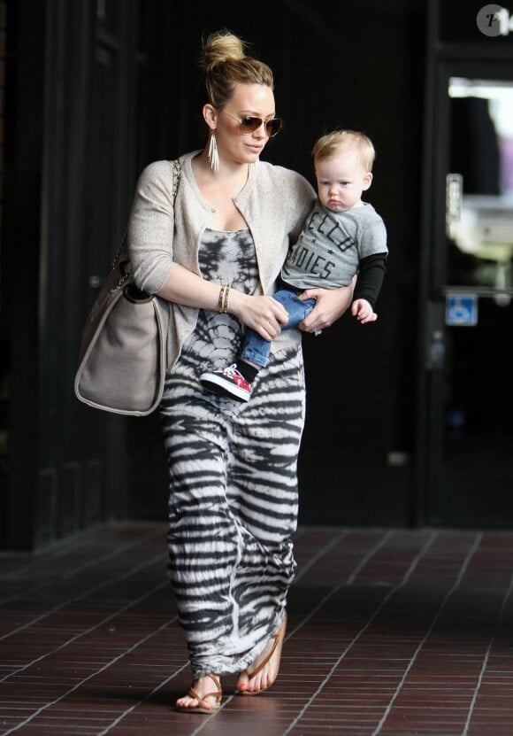 Hilary Duff et son fils Luca dans les rues de Los Angeles, le 13 février 2013.