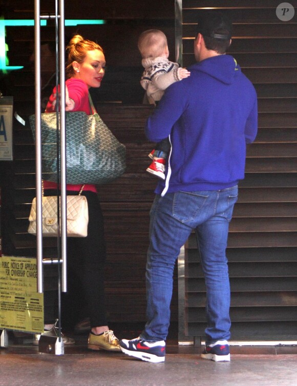 Hilary Duff et son mari Mike Comrie avec leur fils Luca dans les rues de Los Angeles, le 7 février 2013.