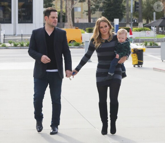 Hilary Duff et son mari Mike Comrie vont au musée avec leur fils Luca à Los Angeles, le 13 décembre 2012.