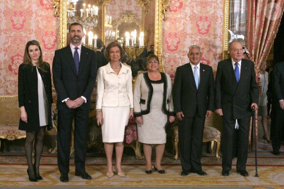 Le prince Felipe et la princesse Letizia d'Espagne secondaient le roi Juan Carlos Ier et la reine Sofia lors de la cérémonie de bienvenue pour le président du Guatemala Otto Perez Molina et son épouse, au palais de la Zarzuela, à Madrid, le 13 février 2013.