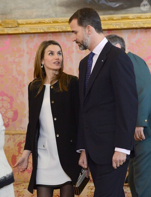 Felipe et Letizia d'Espagne, très complices, secondaient le roi Juan Carlos Ier et la reine Sofia lors de la cérémonie de bienvenue pour le président du Guatemala Otto Perez Molina et son épouse, au palais de la Zarzuela, à Madrid, le 13 février 2013.