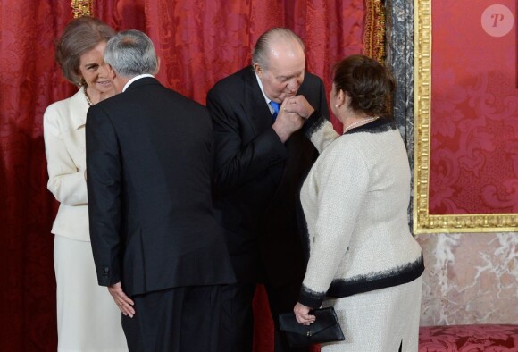 Felipe et Letizia d'Espagne secondaient le roi Juan Carlos Ier et la reine Sofia lors de la cérémonie de bienvenue pour le président du Guatemala Otto Perez Molina et son épouse, au palais de la Zarzuela, à Madrid, le 13 février 2013.