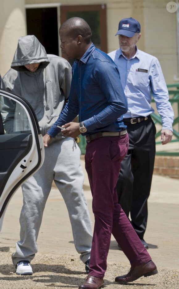 Oscar Pistorius quitte le poste de police de Boschkop à Pretoria, le 14 février 2013.