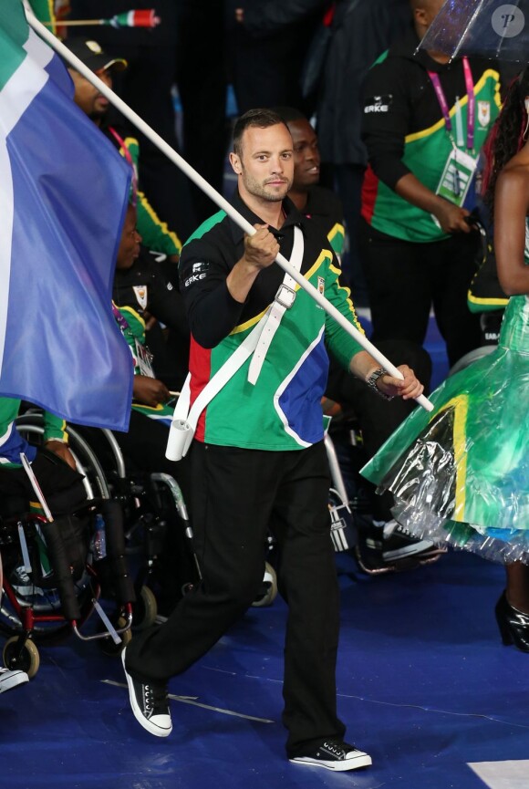 Oscar Pistorius porte le drapeau sud-africain lors de la cérémonie d'ouverture des Jeux paralympiques de Londres, le 29 août 2012.