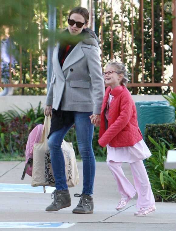Jennifer Garner et sa fille Violet à la sortie de l'école, à Brentwood, le 14 février 2013