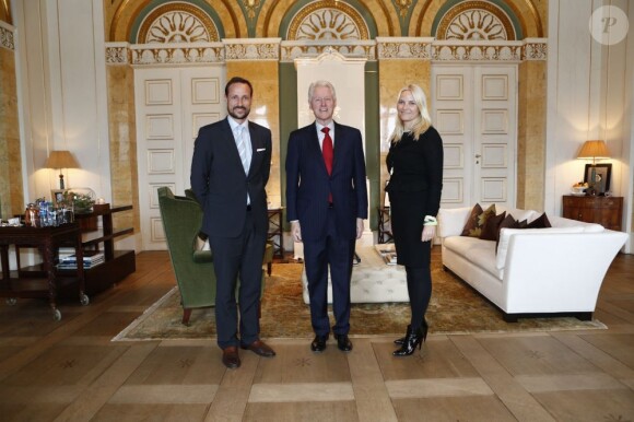 Le prince héritier Haakon et la princesse Mette-Marit de Norvège recevaient le 12 février 2013 au palais royal à Oslo l'ancien président des Etats-Unis Bill Clinton.